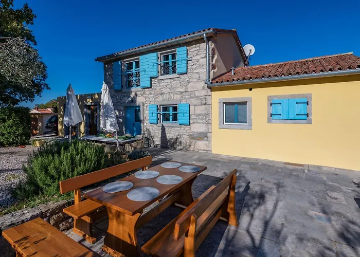 Viktor, A Wonderful Rustic Close To The Vila